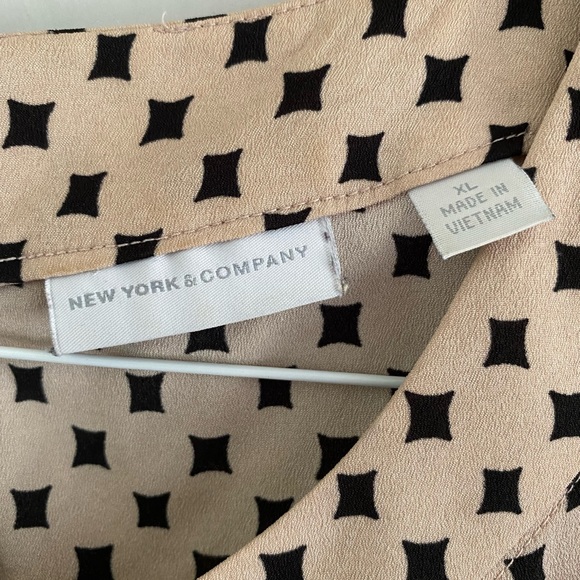 Women’s Ny and Company XL black n cream sleeveless blouse - Picture 4 of 7